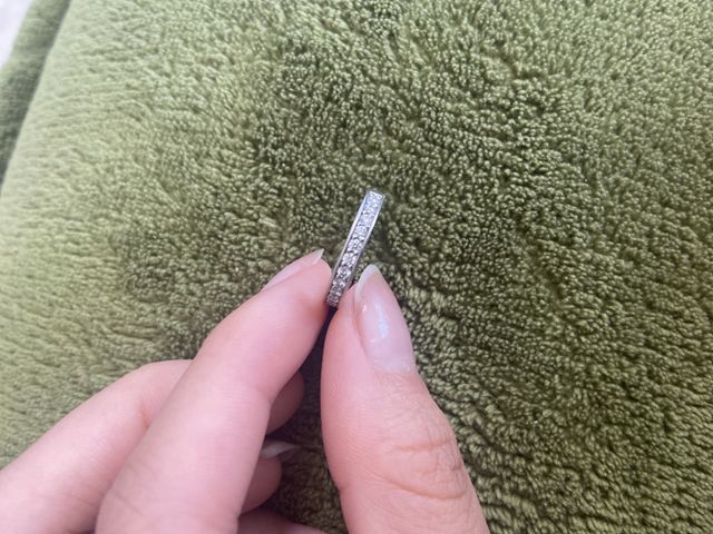 プラチナ ハーフダイヤ 反対側はシンプルなデザインです。