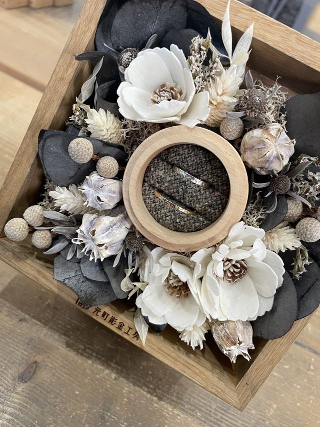 完成後、写真撮影用のBOXに入れて自分達で撮影した結婚指輪