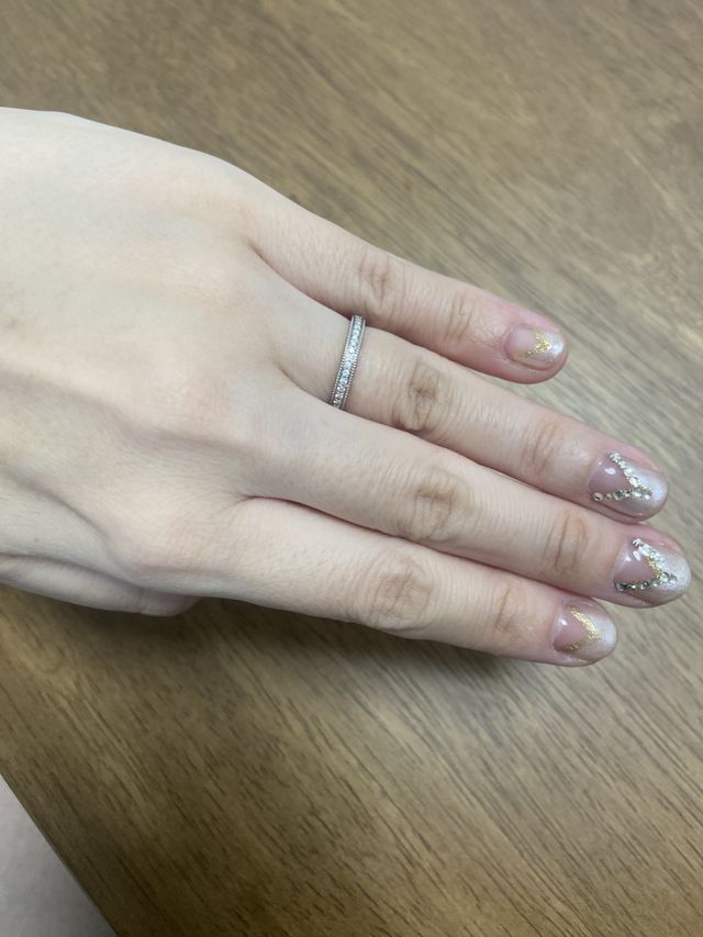 キラキラしてかわいい！ハーフエタニティ、ミル打ち加工。