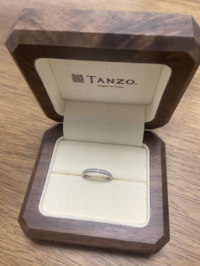 箱が木製で、木目も唯一無二。