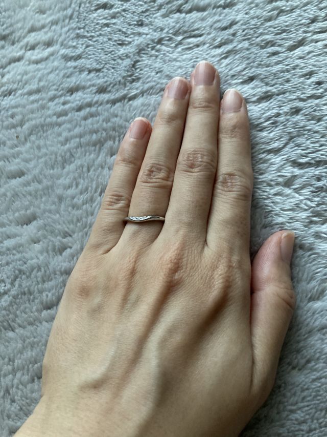 女性用の指輪を着用した様子