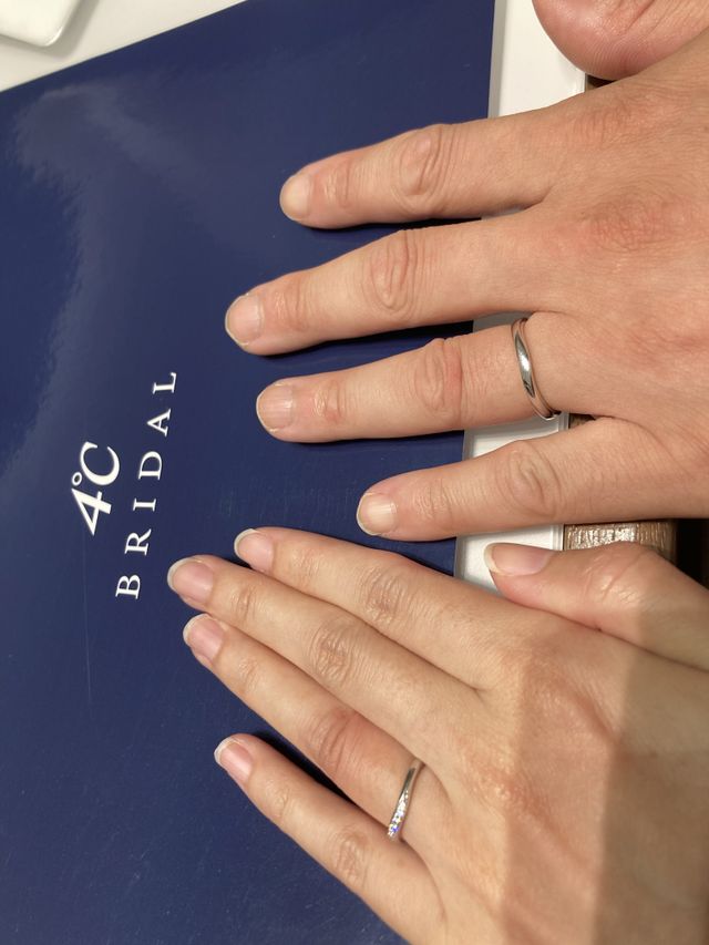 男女ペアで試着した様子