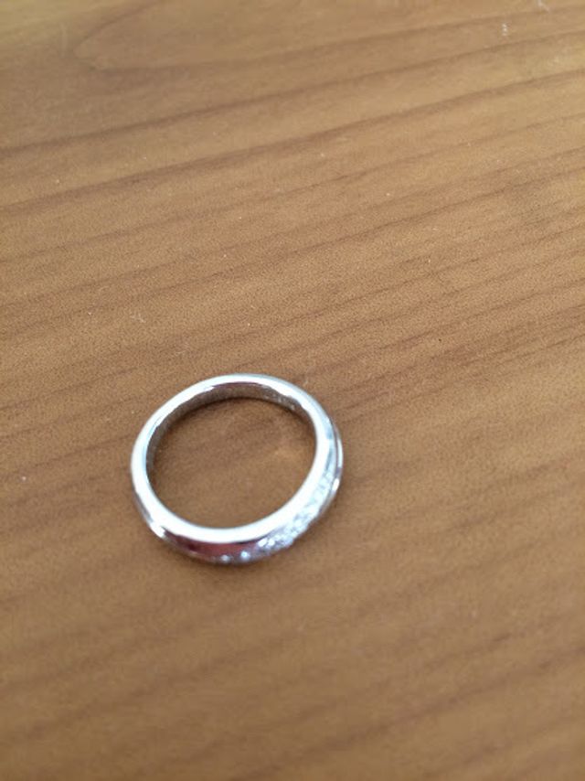 小さいダイヤが並んでいる結婚指輪です