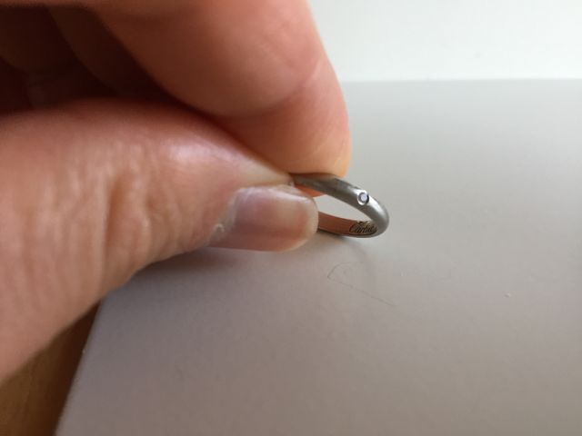 小さなダイヤが１つ埋め込まれているシンプルな指輪です。