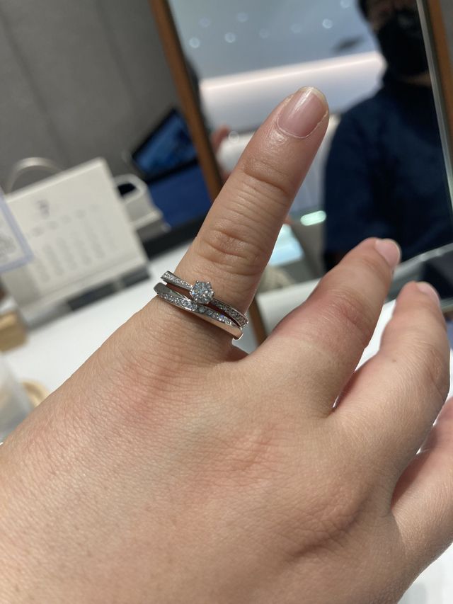 購入前にセットリングを試着した時の写真です。
