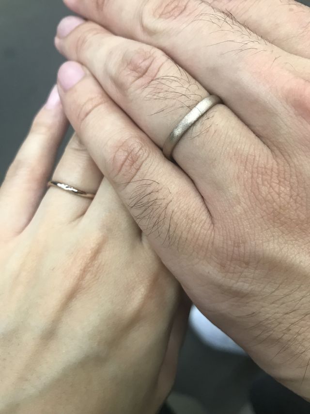 旦那の指輪はマット加工しています。