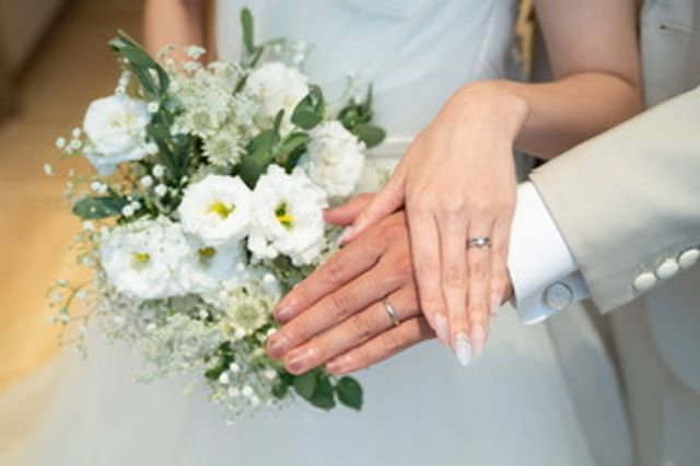 婚約指輪と合わせられるよう誕生石を入れて貰いました。