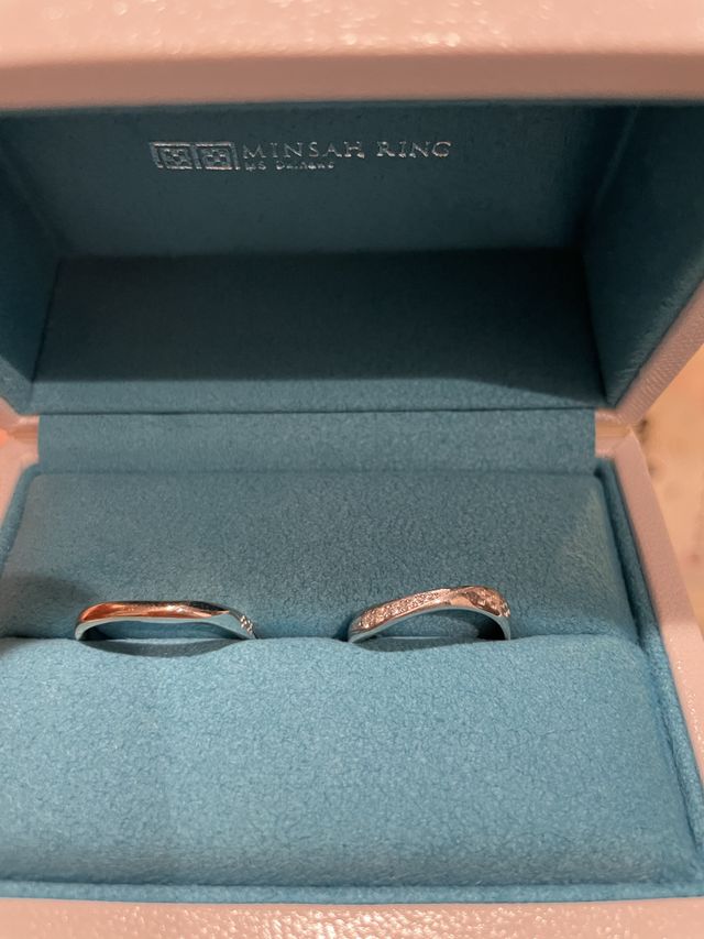 シルバーとゴールドの2色とねじれたデザイン。ミンサー柄