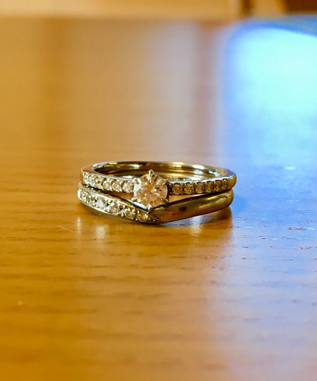 重ね付けしたくて同じブランドの婚約指輪（下）にしました