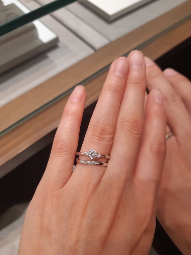 結婚指輪はケレース、婚約指輪はヴィオラです。