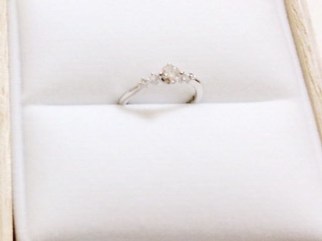 真ん中には大きなダイヤ横には小さなダイヤ