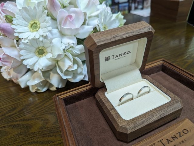 ウォルナット削り出しの末広がりで縁起の良い八角形の箱付きです