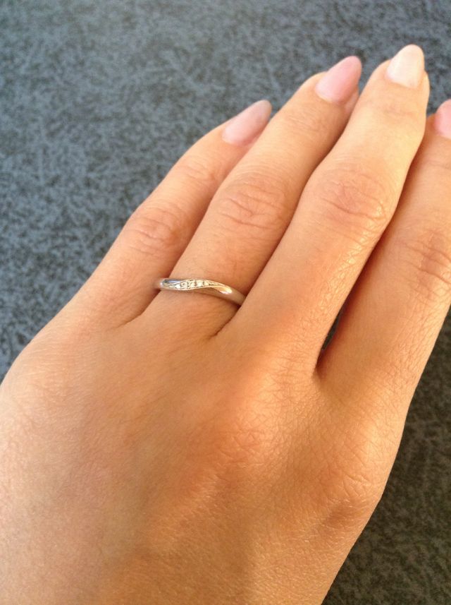 ダイヤが５つです。控えめ上品です。