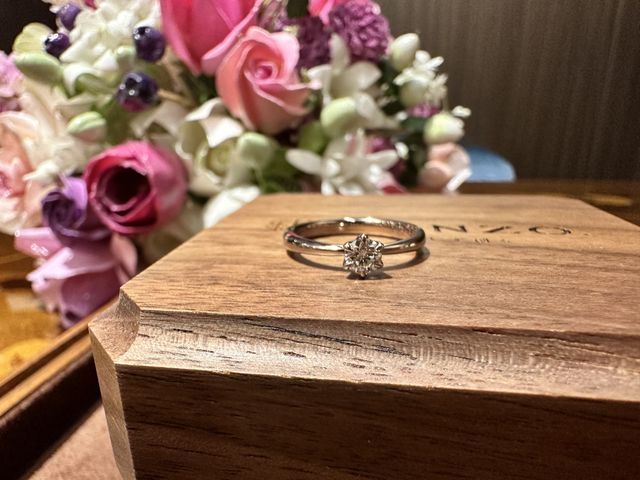 綺麗にカットされたダイヤモンドと繊細に鍛造されたリング