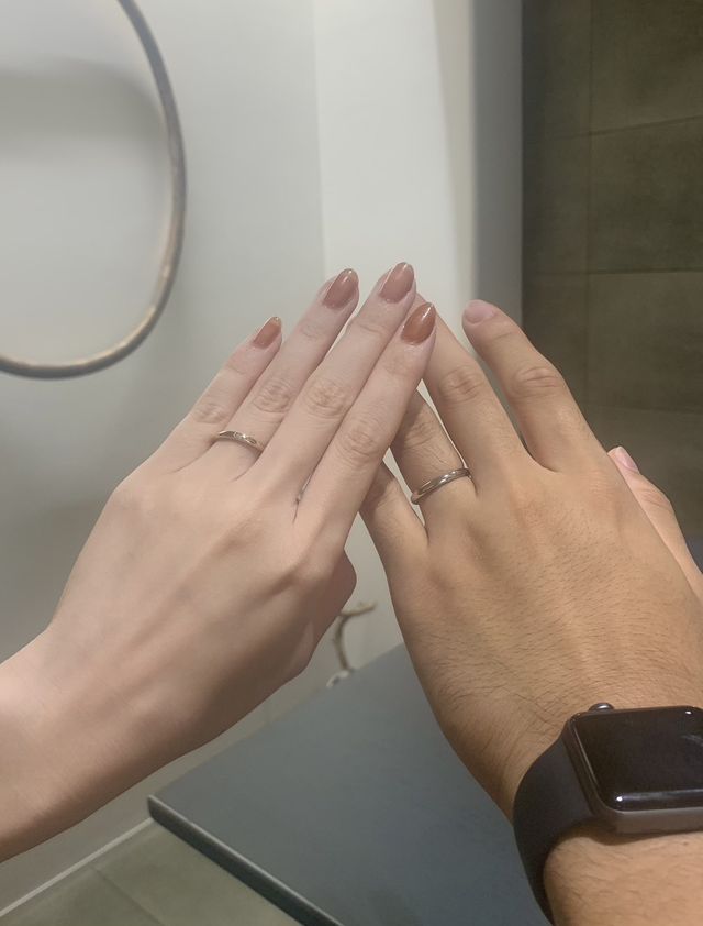 出雲結のシンプルな指輪。
