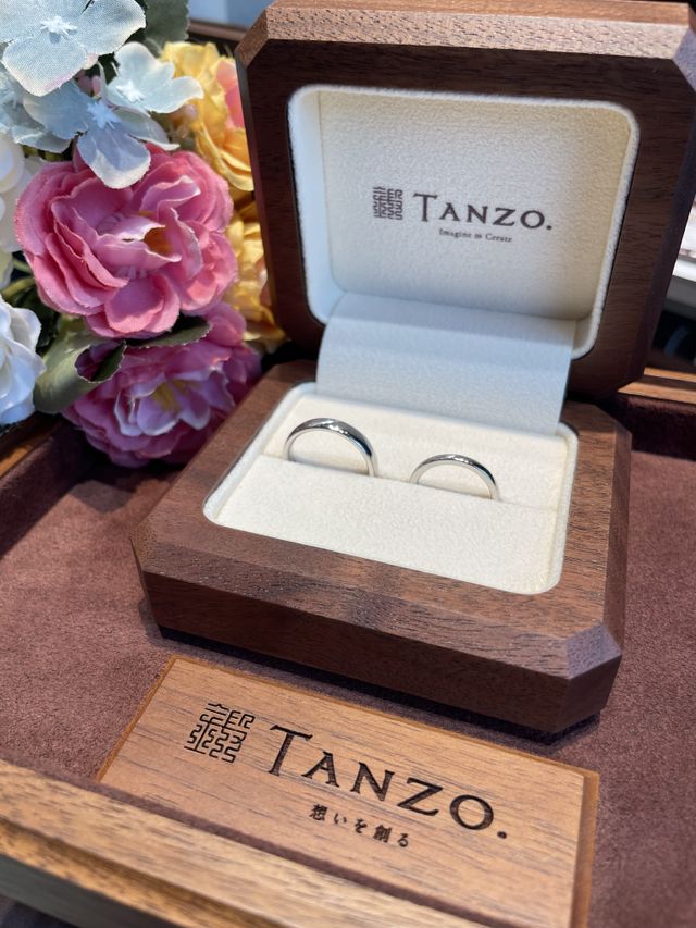 シンプルながら細部にこだわった結婚指輪