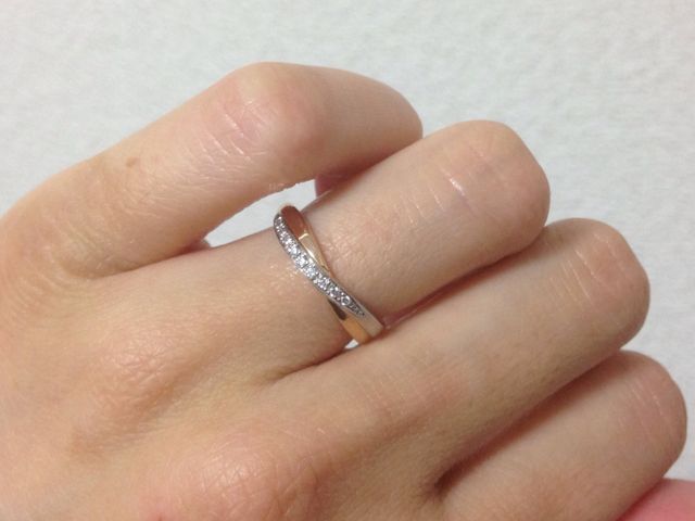 プラチナとピンクGを組み合わせたデザイン。真ん中にはダイヤを