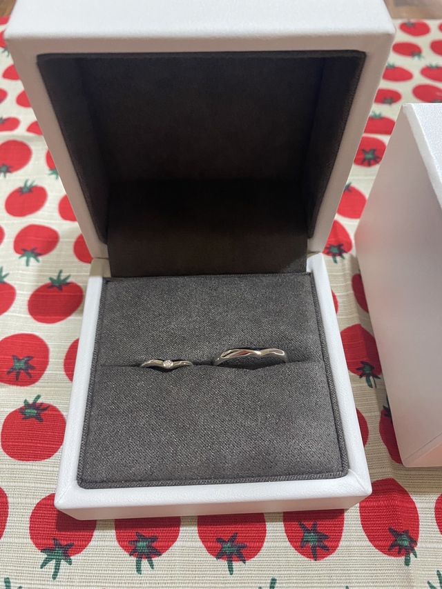 2人ともV字型がしっくりきたので、このデザインを選びました。