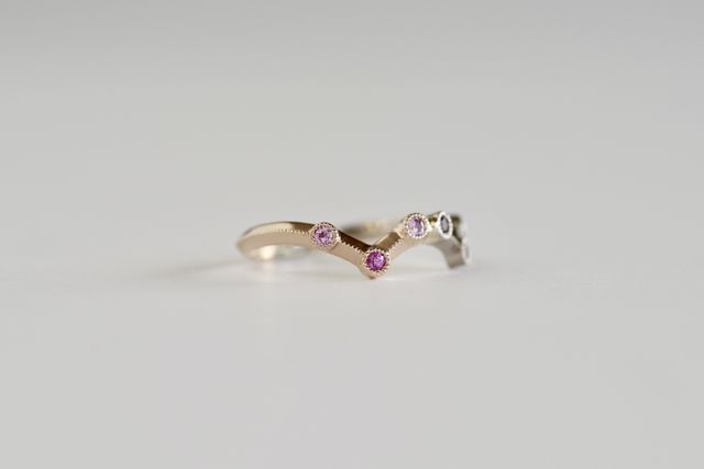 上の２つの石は目、下は鼻。目の方が石の色が薄いです