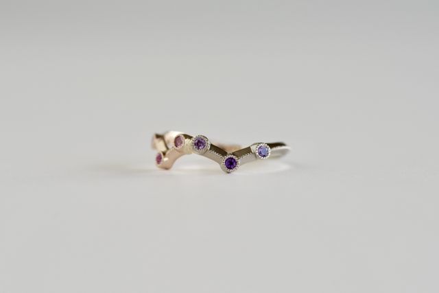 半分がピンクゴールド、半分がホワイトゴールドです