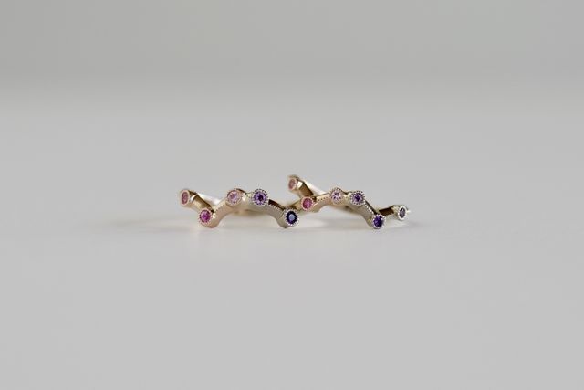 ピンクと紫2匹のハリネズミが寄り添ってるイメージの指輪です