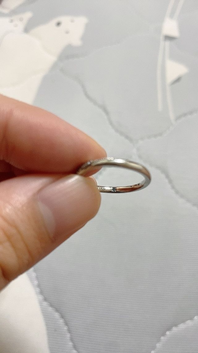 内側にブルーダイヤを入れました。