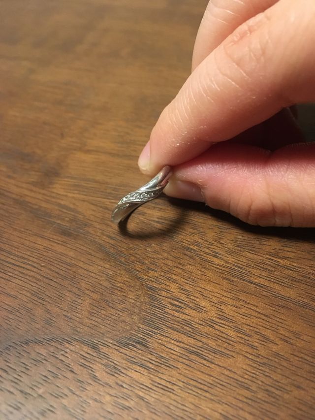 見づらいですが、真ん中にごく小さなメレダイヤが並んでます。