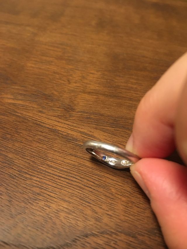 リングの内側に、小さなサファイアが埋め込まれています。
