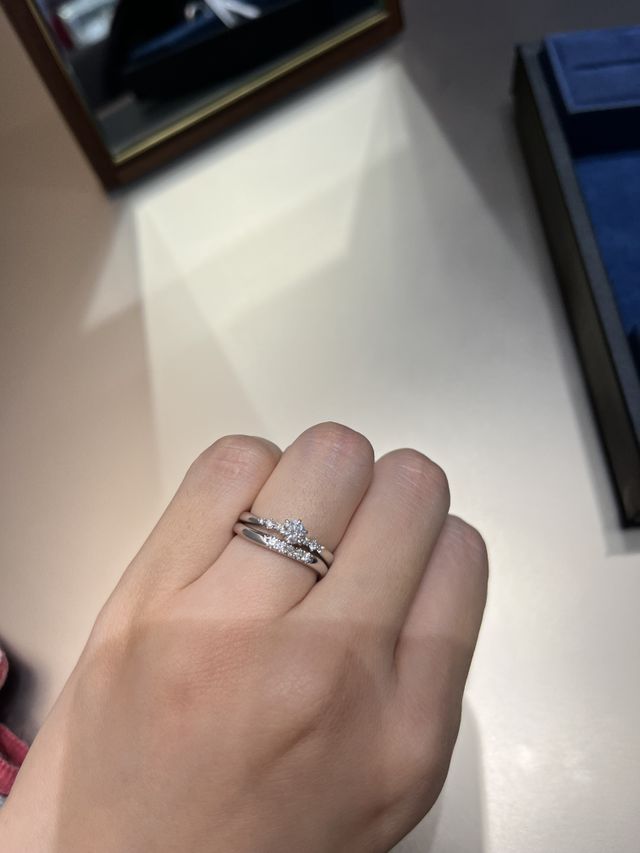 婚約指輪は輝きの星です。内側に宝石が埋め込まれています。