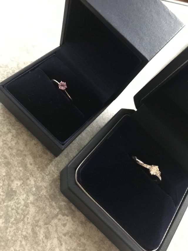 プロポーズリングの石はピンクアメジストです。