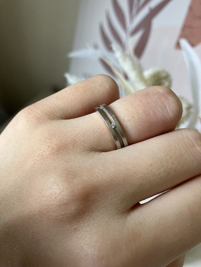 小さなダイヤが入っていてシンプルなデザインです。