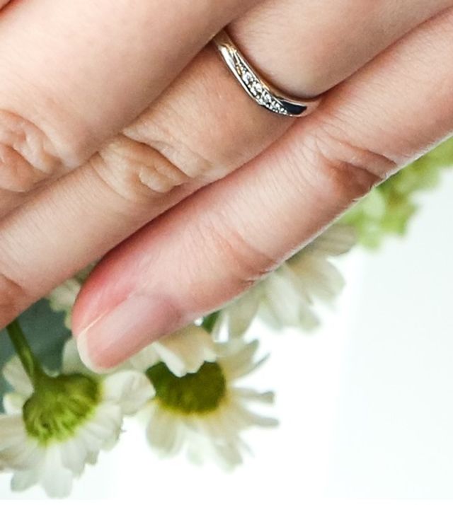 結婚式でカメラマンの方に撮影してもらった結婚指輪の写真です。