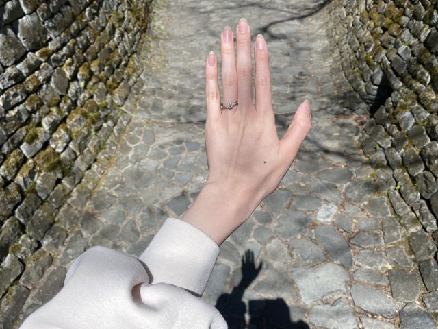 婚約指輪はポエトリーを購入しました。サイドメレが素敵です。