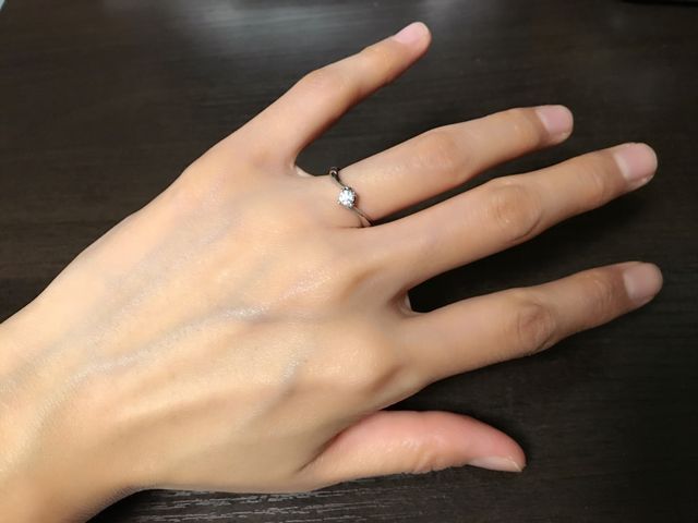 指が綺麗に見えるデザインがお気に入りです。