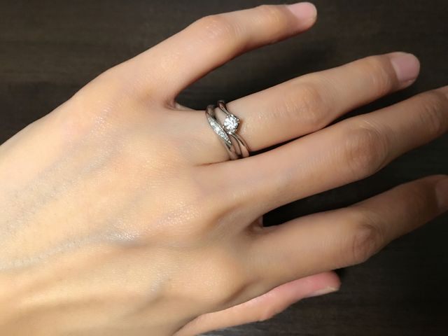 結婚指輪との重ね着けをすると、こんな感じになります。