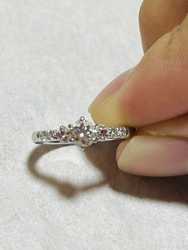 3カラットのダイヤと両サイドにピンクダイヤモンド