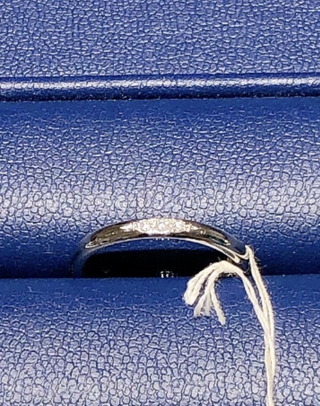 真ん中にダイヤの入ったシンプルな指輪です。