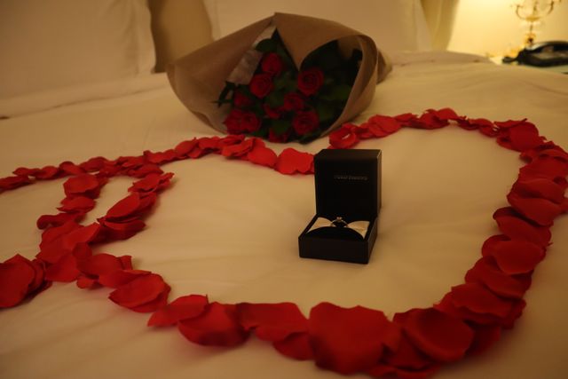 ホテルの部屋でプロポーズしました！