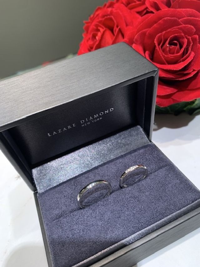 指輪受け取り後店舗で用意して下さった薔薇の造花と撮影。