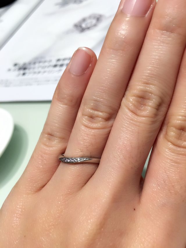 プラチナの素材で、ダイヤは側面からも見えるデザインです。