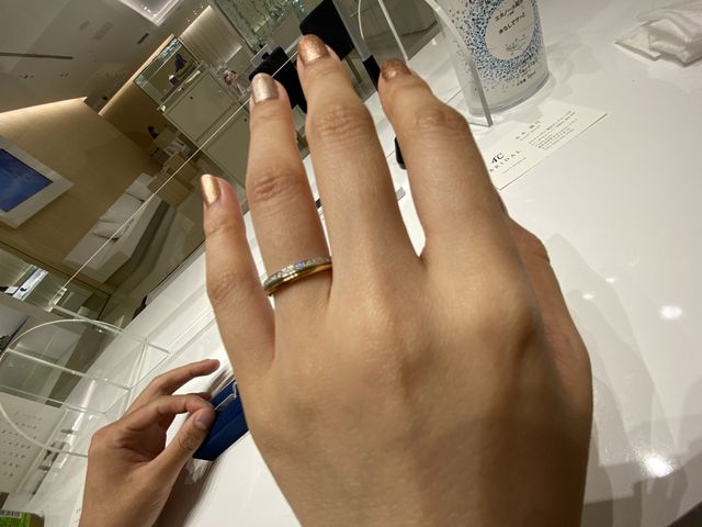 購入した結婚指輪で、ゴールドの部分が下で着用している写真。