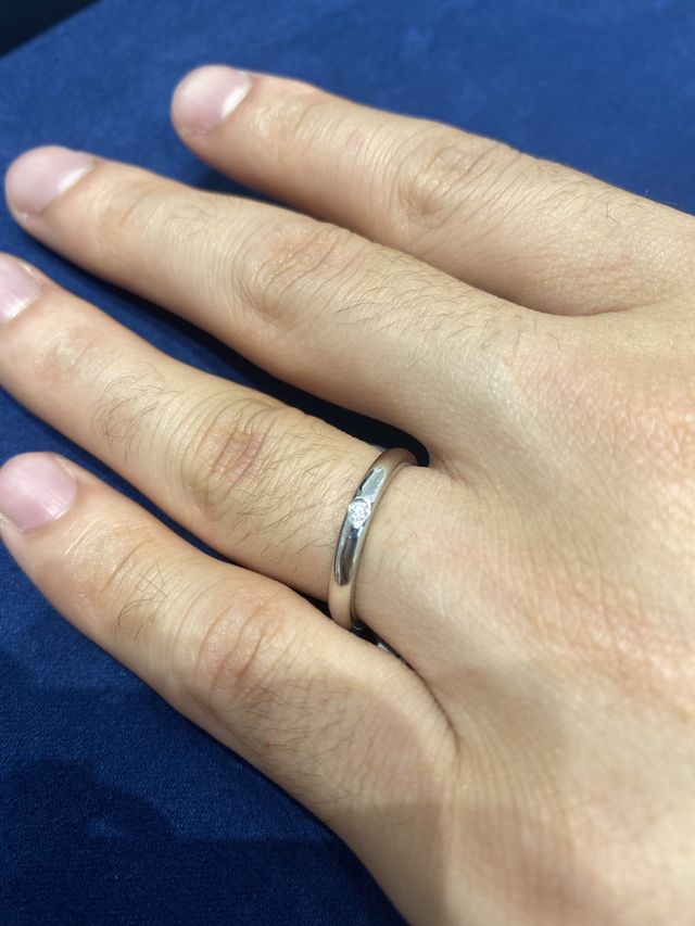 夫の購入した結婚指輪の着用時の写真です。