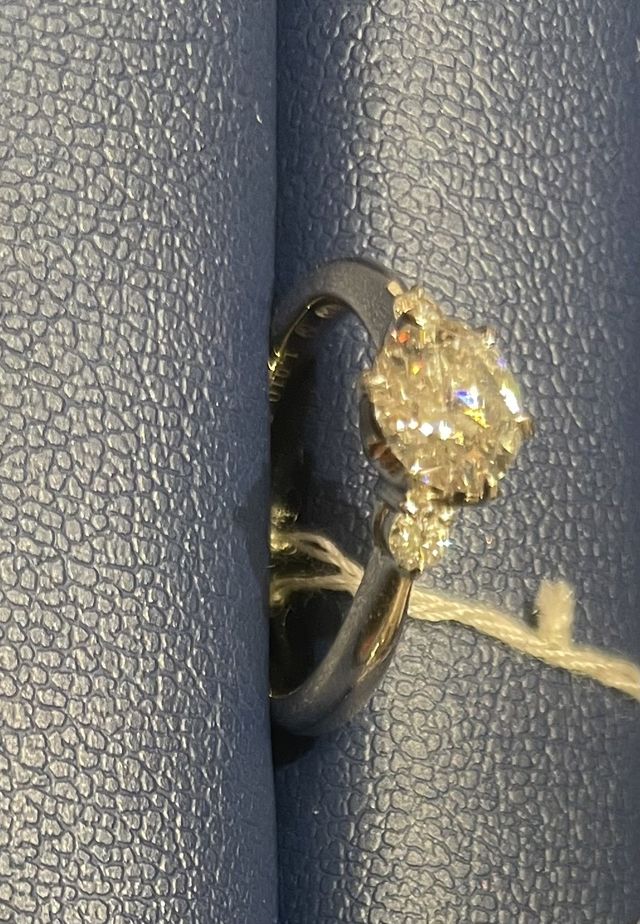 1カラットのソリティアタイプ