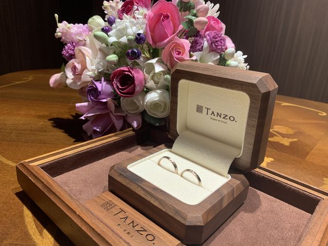 箱と結婚指輪です