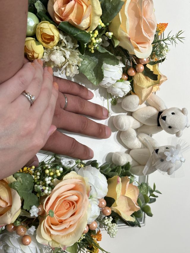 セットリングの婚約指輪も重ねづけしています。