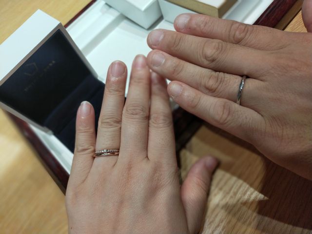 星の砂シリーズのスパークです☆(婚約指輪は他店のもの)