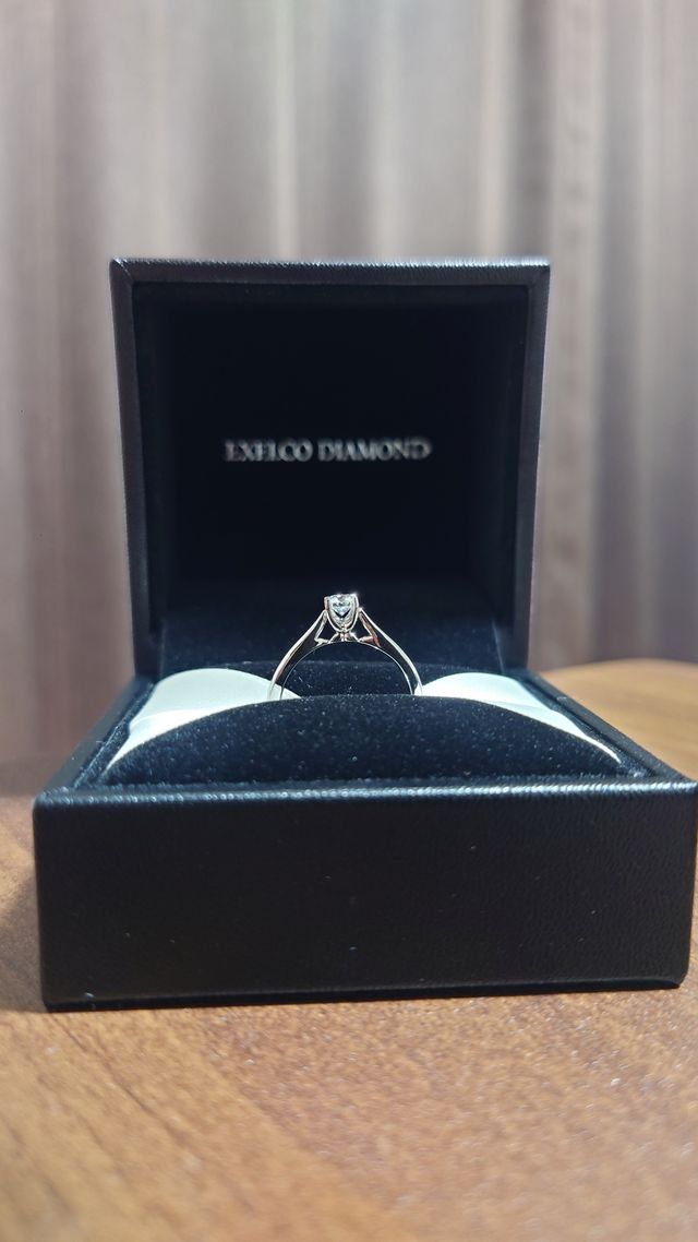 ダイヤのカットが下まで見える