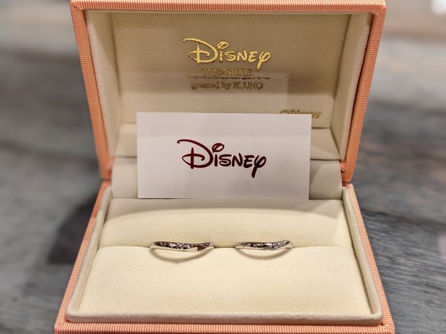 ミッキーシェイプと魔法のキラキラをイメージした指輪です。