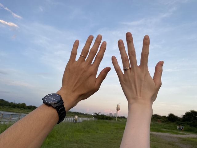 2人ともゴールドです
※右の手は婚約指輪もつけてる状態です