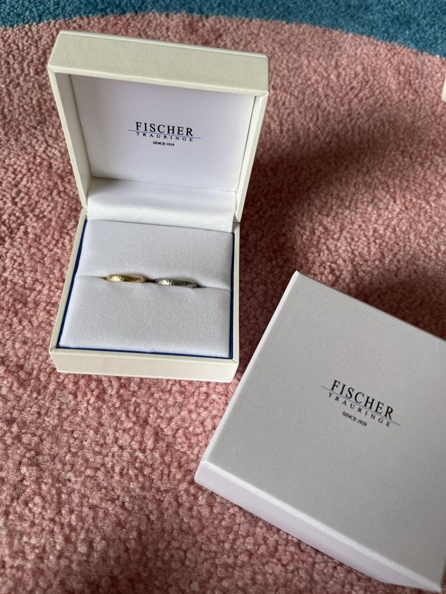 夫婦で色違いにし、表面の加工にこだわりました！